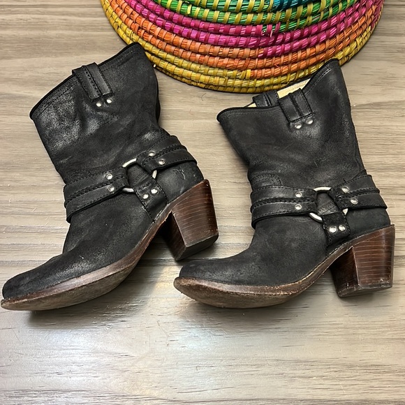 FRYE CARMEN HARNESS BLACK LEATHER BOOTS 7.5 - Picture 2 of 16
